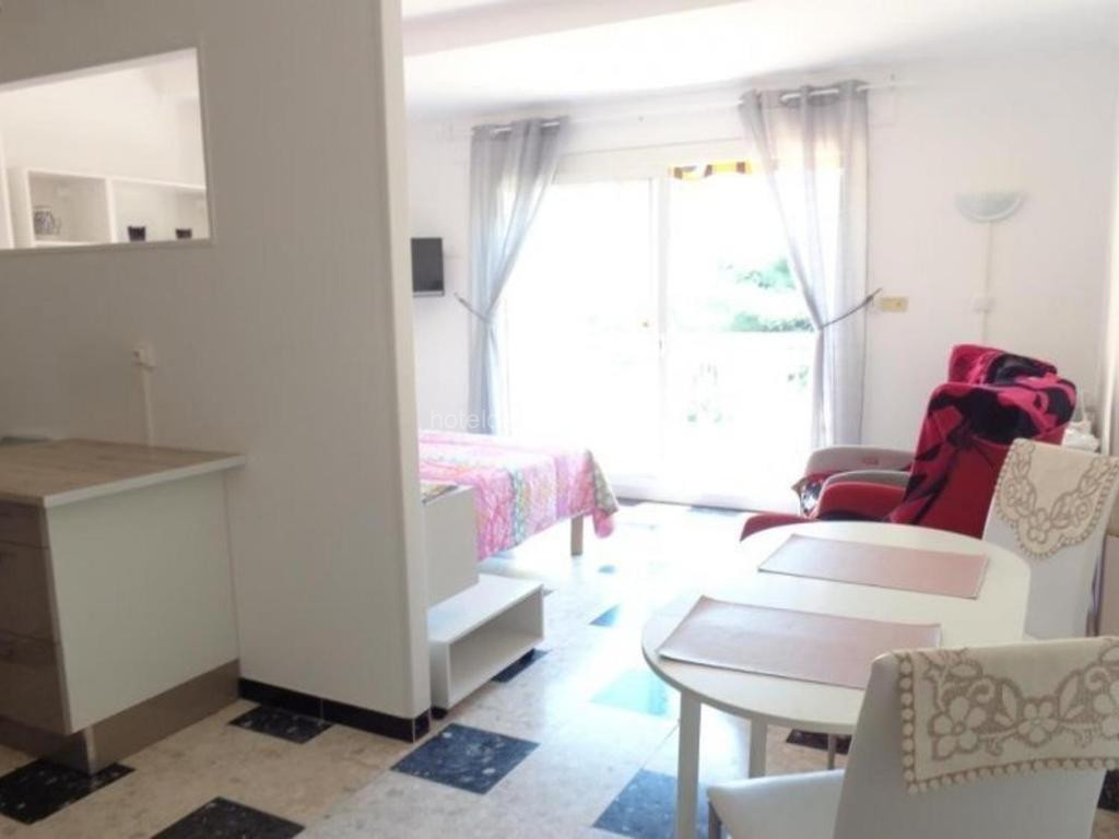 Photo de Charmant F1 avec terrasse et garage, proche cures et centre-ville d'Amélie-les-Bains.
