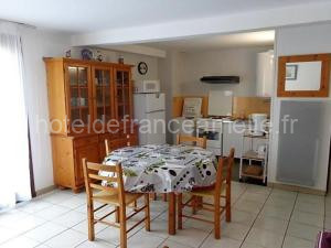 Appartement F2 avec balcon, 200m des cures, proche commerces, tout équipé, charges en sus - FR-1-703-76 à Amélie-les-Bains-Palalda